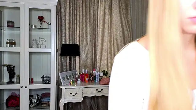 Snapshot of AnneFoxy chatting on October 5, 2025, 7:28 am AnneFoxy online show from October 5, 2025, 7:28 am