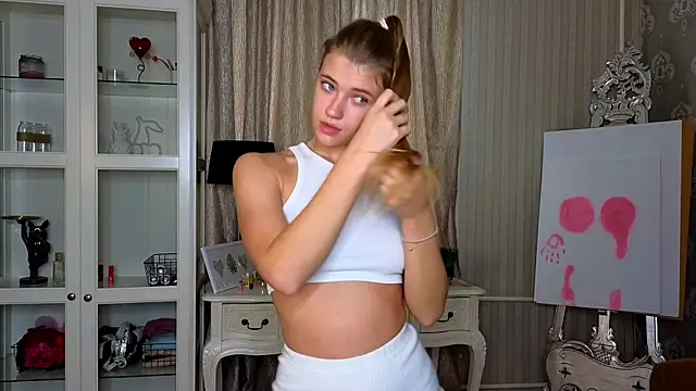 Snapshot of AnneFoxy chatting on October 18, 2025, 7:31 am AnneFoxy online show from October 18, 2025, 7:31 am