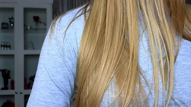 Snapshot of AnneFoxy chatting on November 16, 2025, 7:47 am AnneFoxy online show from November 16, 2025, 7:47 am