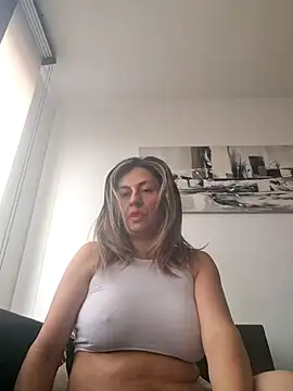 Snapshot of Latiinvenushot chatting on February 3, 2026, 4:01 pm Latiinvenushot online show from February 3, 2026, 4:01 pm