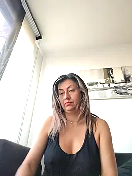 Snapshot of Latiinvenushot chatting on February 28, 2026, 11:55 am Latiinvenushot online show from February 28, 2026, 11:55 am