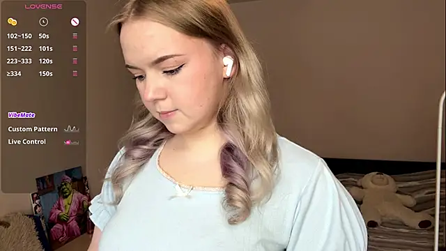 Snapshot of ZaraCreedon chatting on February 16, 2026, 7:04 am ZaraCreedon online show from February 16, 2026, 7:04 am