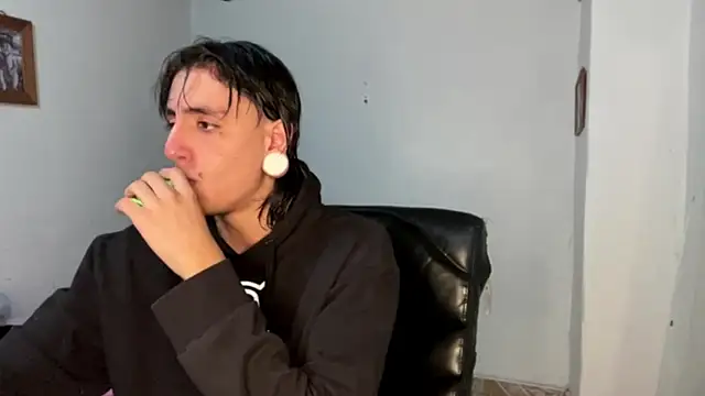 Snapshot of Matthew_Dixonn chatting on February 17, 2025, 11:09 pm Matthew Dixonn online show from February 17, 2025, 11:09 pm