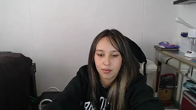 Snapshot of Skarlet_Adams28 chatting on March 6, 2025, 5:54 pm Skarlet Adams28 online show from March 6, 2025, 5:54 pm