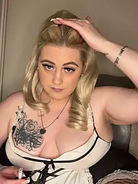 Snapshot of Blondiee3088 chatting on December 13, 2024, 5:00 pm Blondiee3088 online show from December 13, 2024, 5:00 pm