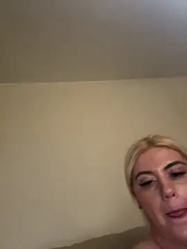 Snapshot of Blondiee3088 chatting on February 7, 2025, 1:47 am Blondiee3088 online show from February 7, 2025, 1:47 am