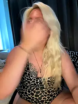 Snapshot of Blondiee3088 chatting on October 2, 2025, 11:17 am Blondiee3088 online show from October 2, 2025, 11:17 am