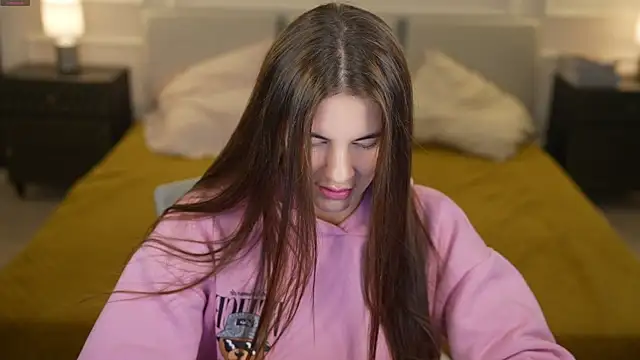 Julia  Star  online show from September 27, 2025, 8:30 am