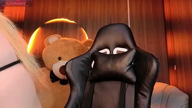 Snapshot of Kitty_fox_b chatting on February 10, 2026, 1:37 pm Kitty fox b online show from February 10, 2026, 1:37 pm