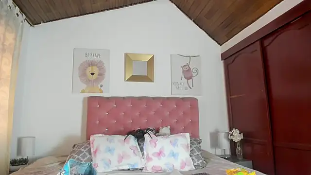 Snapshot of CelessteRedds chatting on October 14, 2025, 11:44 am CelessteRedds online show from October 14, 2025, 11:44 am