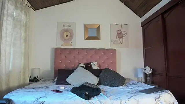 Snapshot of CelessteRedds chatting on November 27, 2025, 11:23 am CelessteRedds online show from November 27, 2025, 11:23 am