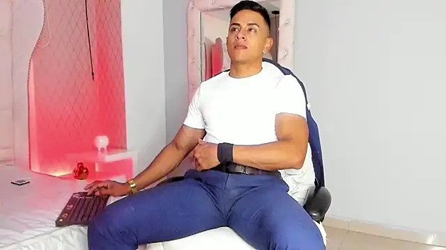 Snapshot of Lucii_fer_ chatting on February 12, 2026, 11:27 am Lucii fer online show from February 12, 2026, 11:27 am