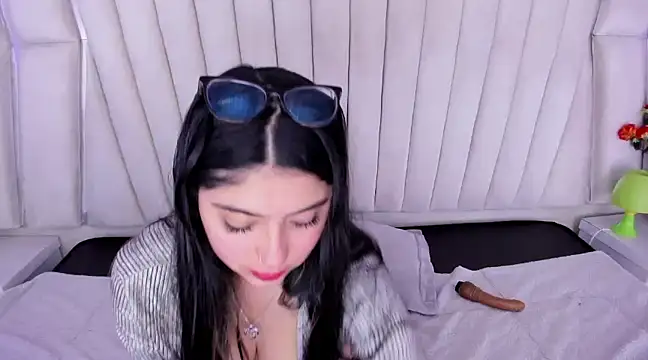 Lucy Anall  online show from December 17, 2024, 10:32 pm