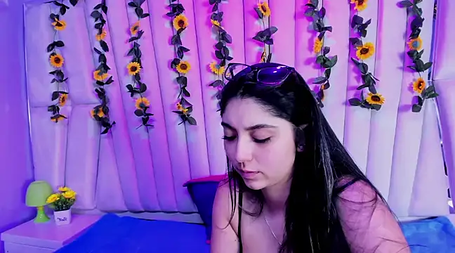 Lucy Anall  online show from February 4, 2025, 1:02 am