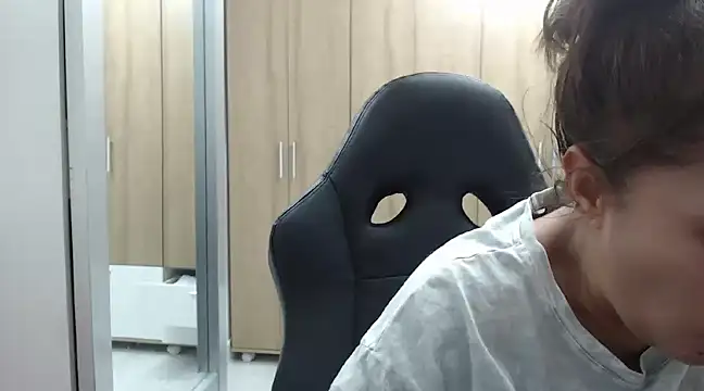 RoxanaLove9 online show from February 6, 2025, 3:59 am