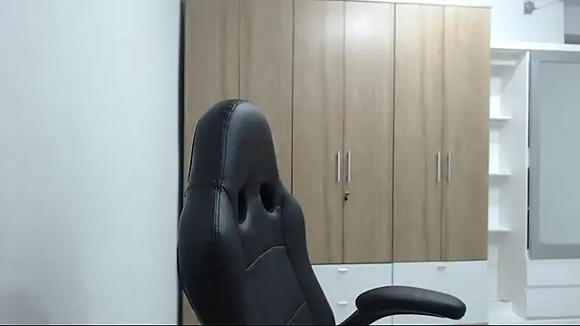 RoxanaLove9 online show from November 27, 2025, 7:05 pm