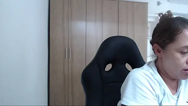 RoxanaLove9 online show from December 17, 2025, 5:08 pm