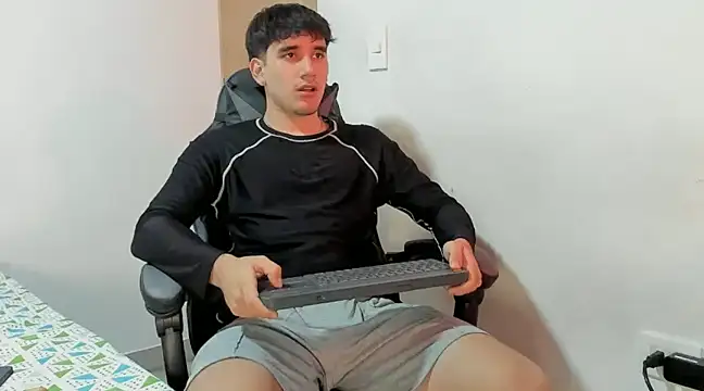 Snapshot of leo030809 chatting on December 18, 2024, 12:32 am leo030809 online show from December 18, 2024, 12:32 am