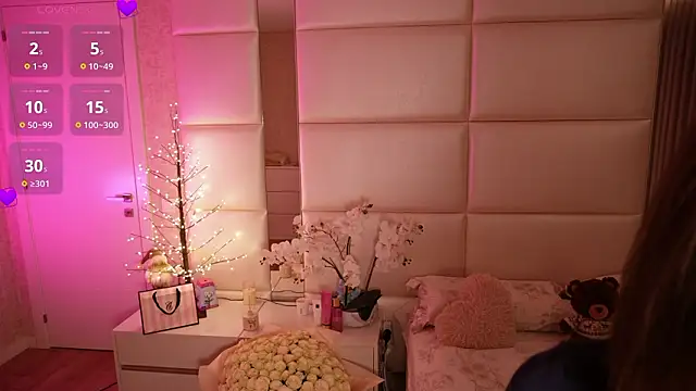 Lilly Colins online show from February 15, 2026, 8:38 pm