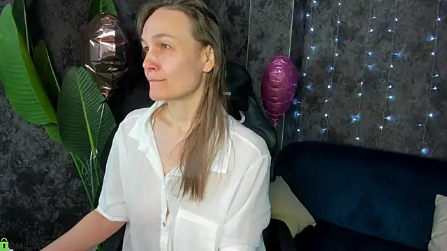 Snapshot of Lillian_White chatting on February 15, 2026, 1:02 am Lillian White online show from February 15, 2026, 1:02 am