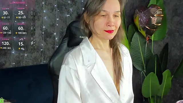 Snapshot of Lillian_White chatting on February 19, 2026, 1:01 am Lillian White online show from February 19, 2026, 1:01 am