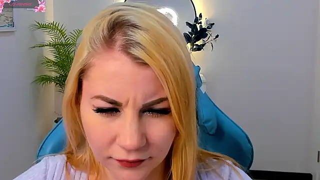 Snapshot of Ver_0nika chatting on December 3, 2024, 9:33 am Ver 0nika online show from December 3, 2024, 9:33 am