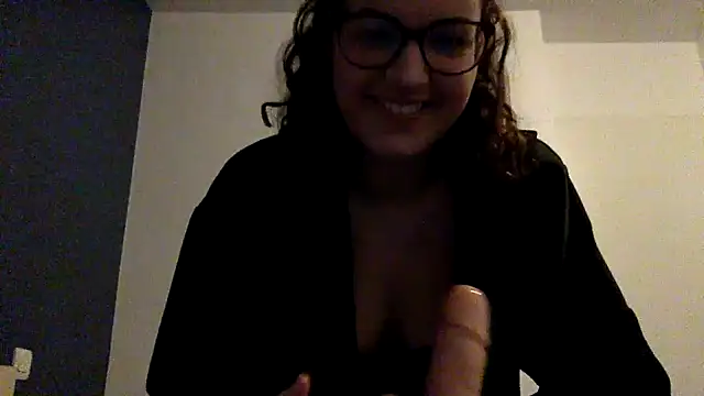 LolaGuess online show from December 21, 2024, 8:43 pm