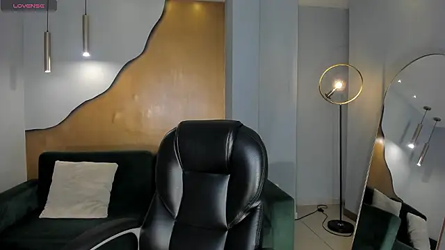 NiaSalvatore online show from February 5, 2026, 3:22 am