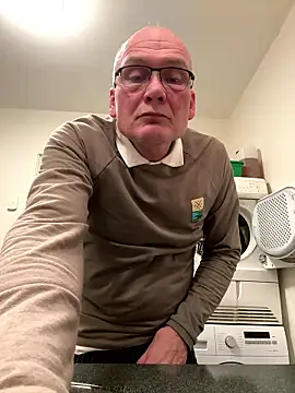 Snapshot of Parleg2 chatting on January 18, 2026, 3:49 pm Parleg2 online show from January 18, 2026, 3:49 pm