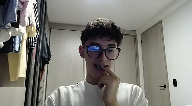 Snapshot of miketwink chatting on March 18, 2025, 1:00 am miketwink online show from March 18, 2025, 1:00 am