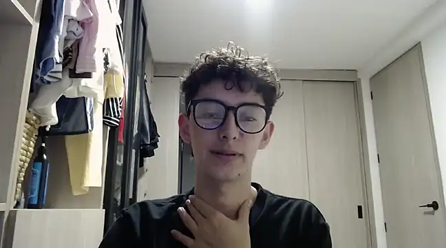 Snapshot of miketwink chatting on March 21, 2025, 4:39 am miketwink online show from March 21, 2025, 4:39 am