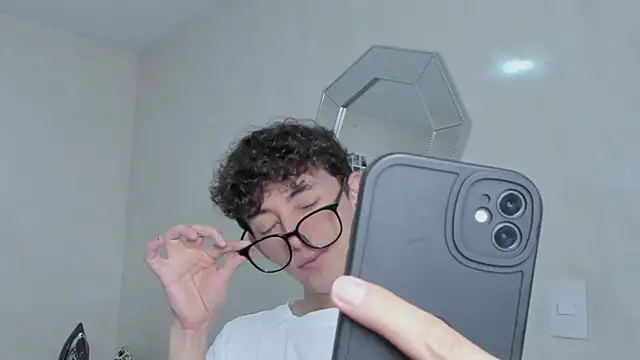 Snapshot of miketwink chatting on December 13, 2025, 8:25 pm miketwink online show from December 13, 2025, 8:25 pm