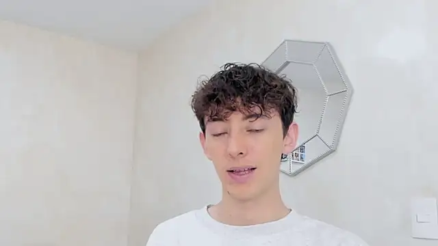 Snapshot of miketwink chatting on December 15, 2025, 9:52 pm miketwink online show from December 15, 2025, 9:52 pm