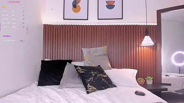 julietaevanns online show from March 6, 2025, 5:46 am