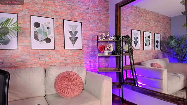 Snapshot of Lucia_Brown_ chatting on October 6, 2025, 5:21 pm Lucia Brown online show from October 6, 2025, 5:21 pm