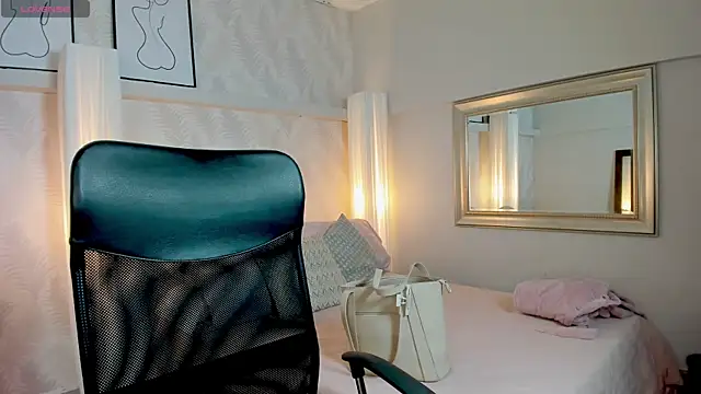 Snapshot of Lucia_Brown_ chatting on November 12, 2025, 6:19 pm Lucia Brown online show from November 12, 2025, 6:19 pm