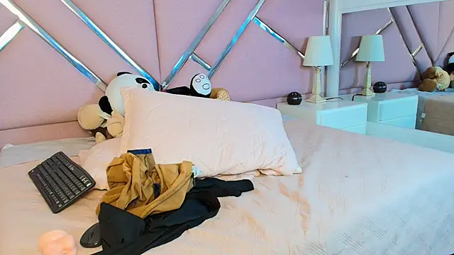 Snapshot of Emilybennett_ chatting on February 26, 2025, 12:58 pm Emilybennett online show from February 26, 2025, 12:58 pm