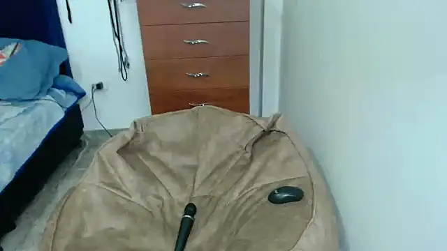 KratosAfroditacs online show from October 6, 2025, 11:02 pm