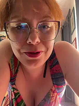 VeraaFlynn online show from March 5, 2025, 2:12 pm