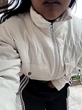 Snapshot of bella_warzon chatting on October 5, 2025, 8:07 pm bella warzon online show from October 5, 2025, 8:07 pm