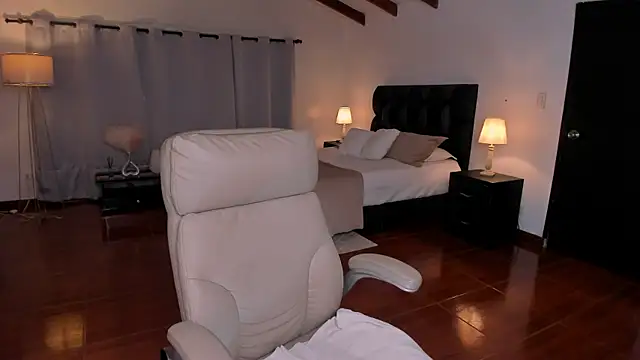 karla hill 28 online show from December 17, 2025, 3:12 am