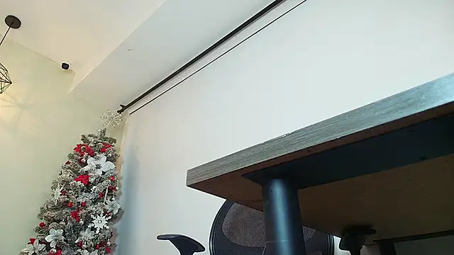 Snapshot of _Victoria_Collins chatting on December 18, 2025, 11:05 am Victoria Collins online show from December 18, 2025, 11:05 am