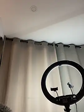 alissradiante1 online show from October 16, 2025, 2:45 am