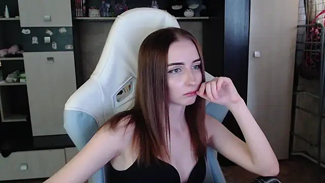 Cutti Crystal online show from November 12, 2025, 6:58 am