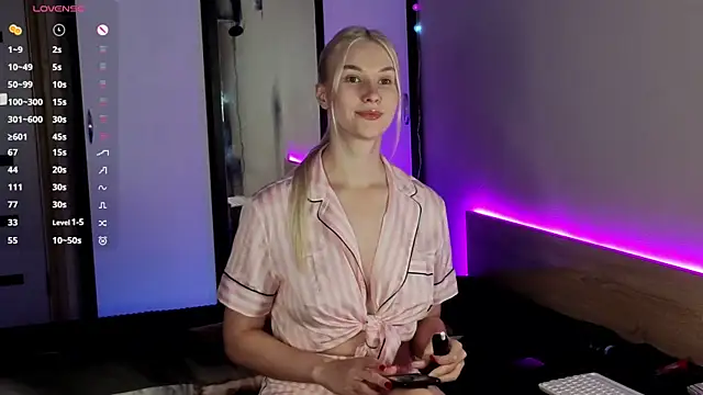 Snapshot of HitchcocianBlonde chatting on October 1, 2025, 6:03 pm HitchcocianBlonde online show from October 1, 2025, 6:03 pm