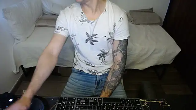 Snapshot of bossking017 chatting on February 18, 2026, 7:32 pm bossking017 online show from February 18, 2026, 7:32 pm