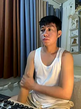 xshyboyx online show from January 7, 2026, 2:52 pm