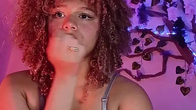 Snapshot of Blondiecurly chatting on February 18, 2026, 3:19 pm Blondiecurly online show from February 18, 2026, 3:19 pm