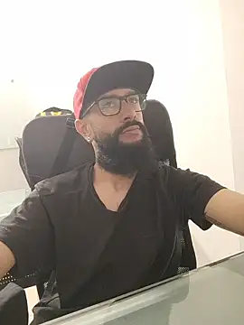 Snapshot of FranccoJ chatting on November 18, 2025, 4:00 pm FranccoJ online show from November 18, 2025, 4:00 pm