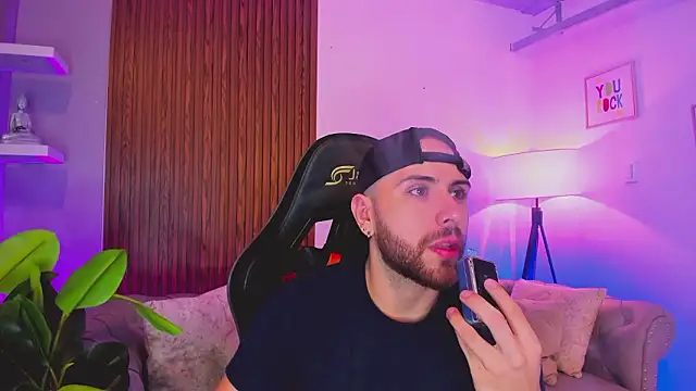 Snapshot of Maximo_Wolff chatting on February 4, 2026, 7:53 pm Maximo Wolff online show from February 4, 2026, 7:53 pm